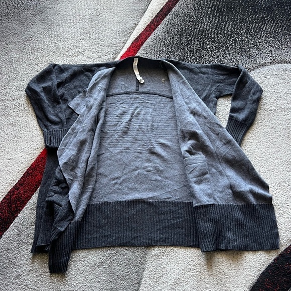 Lululemon Athletica Still Lotus Wrap Reversible Gray Cardigan - Picture 5 of 6